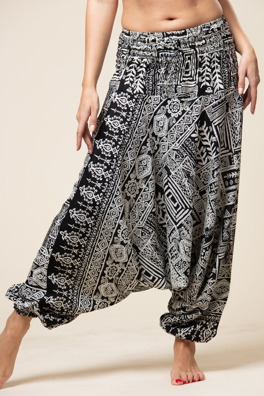 Mustat jumpsuit haaremihousut tribal kuviolla